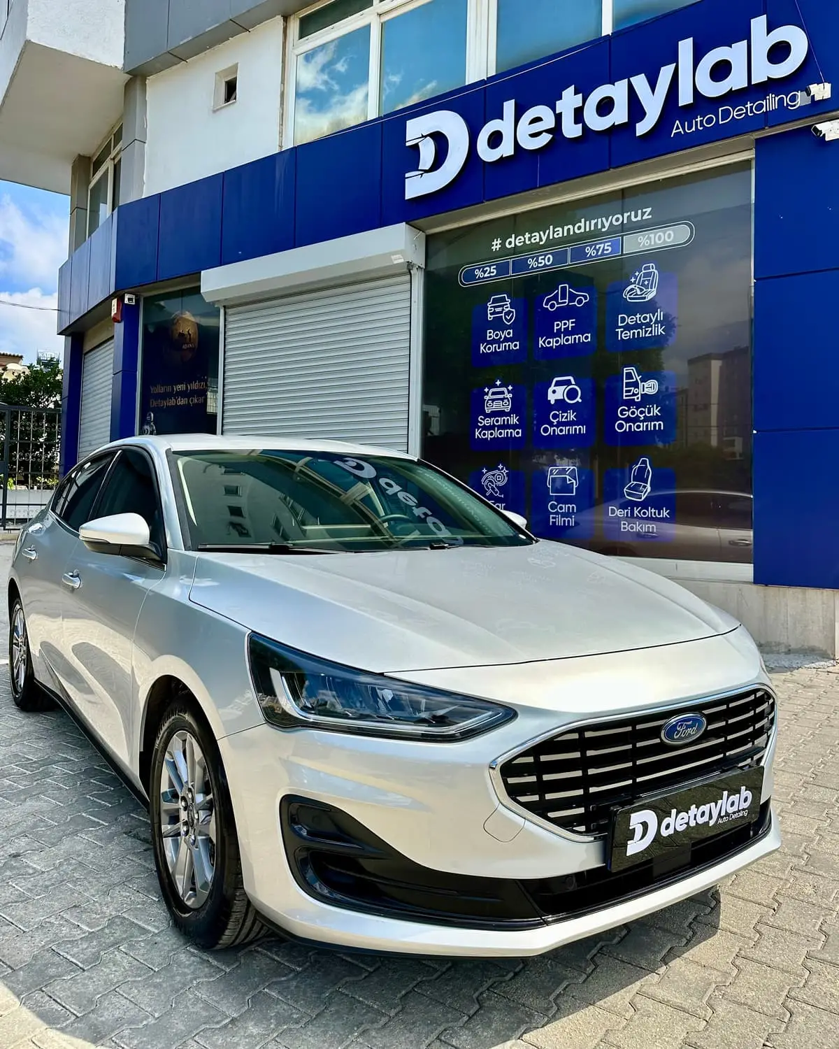 Beyaz Ford Focus — PPF üç-çeyrek ön görünüm