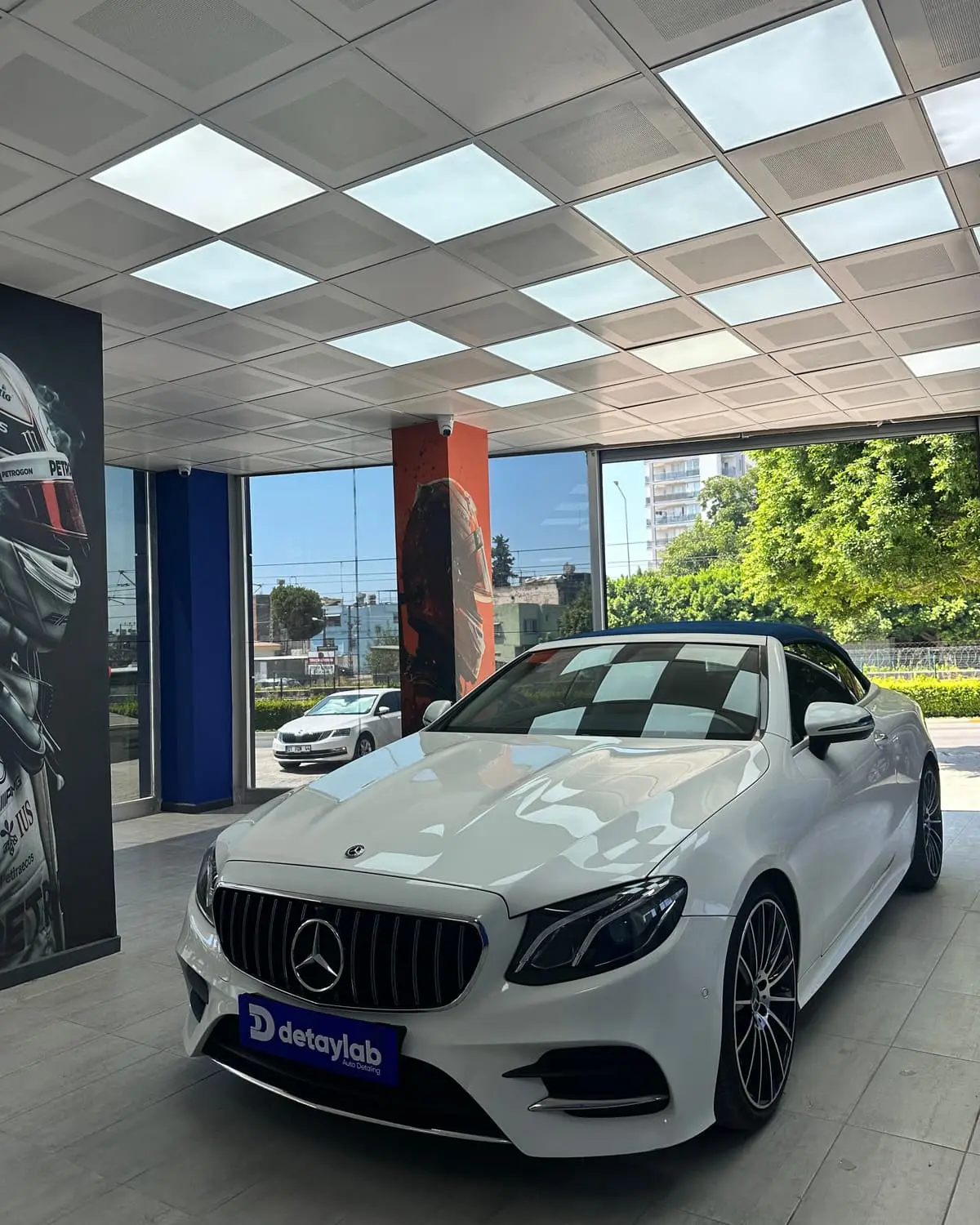 Beyaz Mercedes E-Serisi Coupe — PPF ön görünüm