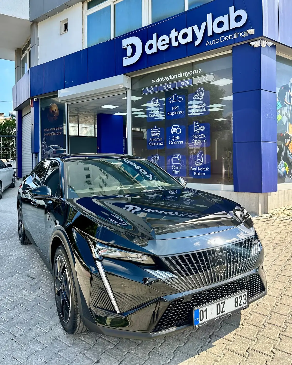 Siyah Peugeot 408 — PPF üç-çeyrek ön görünüm