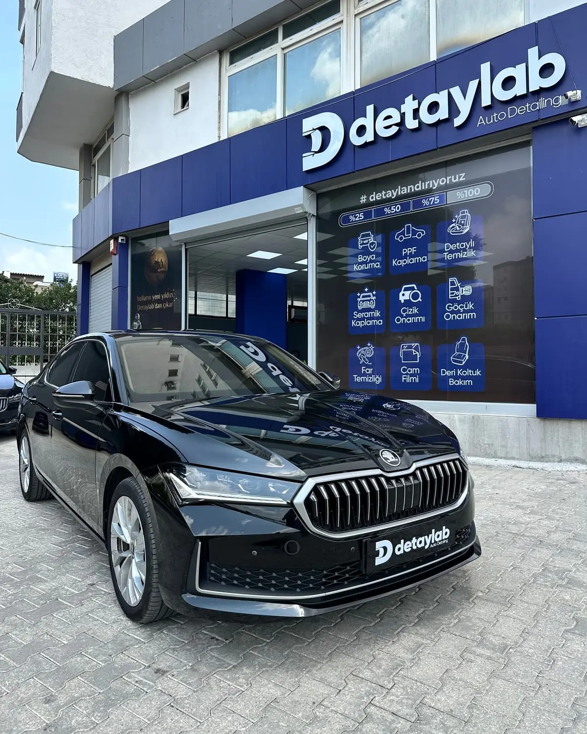 Siyah Skoda Superb — boya koruma folyosu detayı